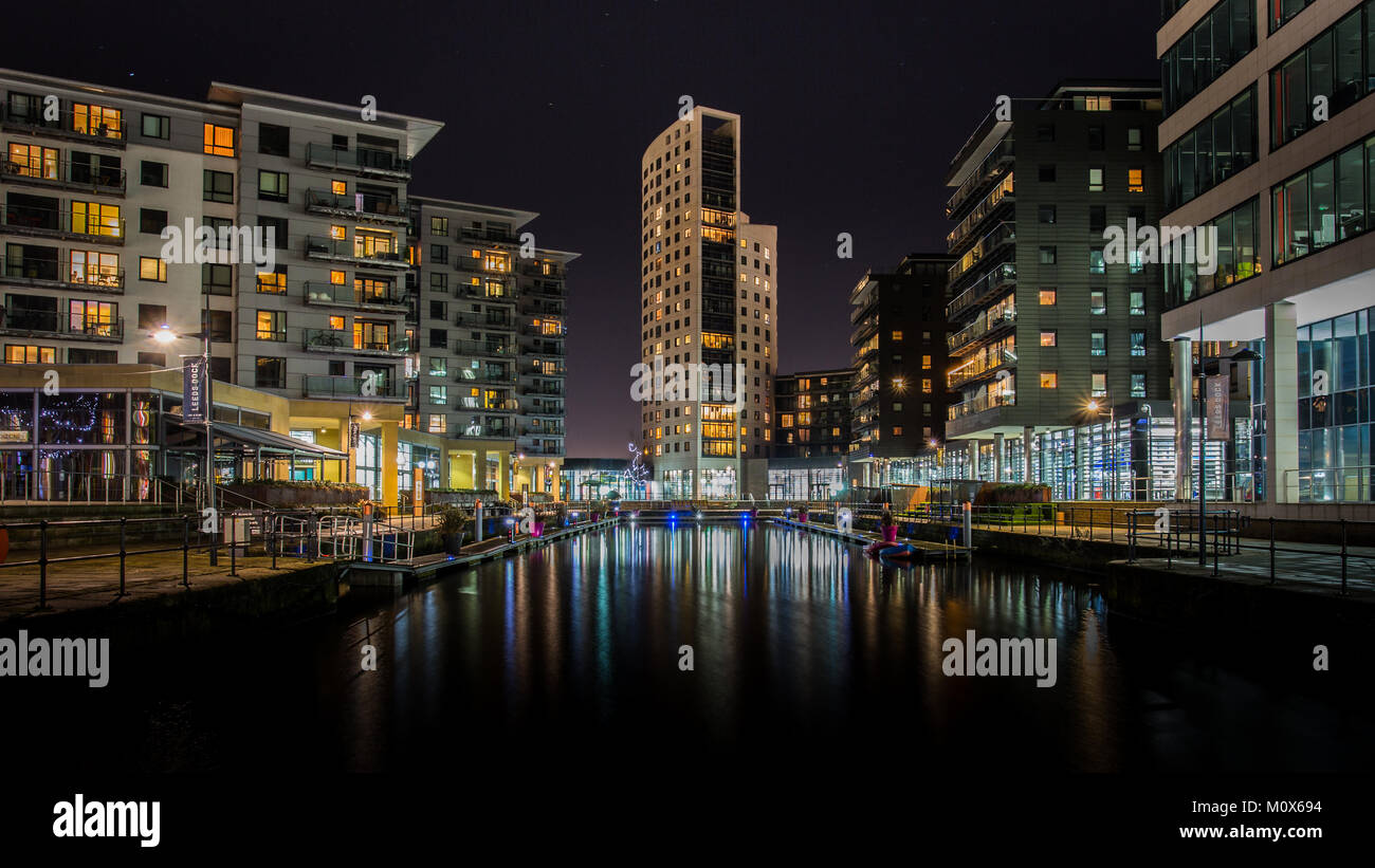 Clarence Dock/Leeds Dock in Leeds, West Yorkshire, UK in der Nacht Stockfoto