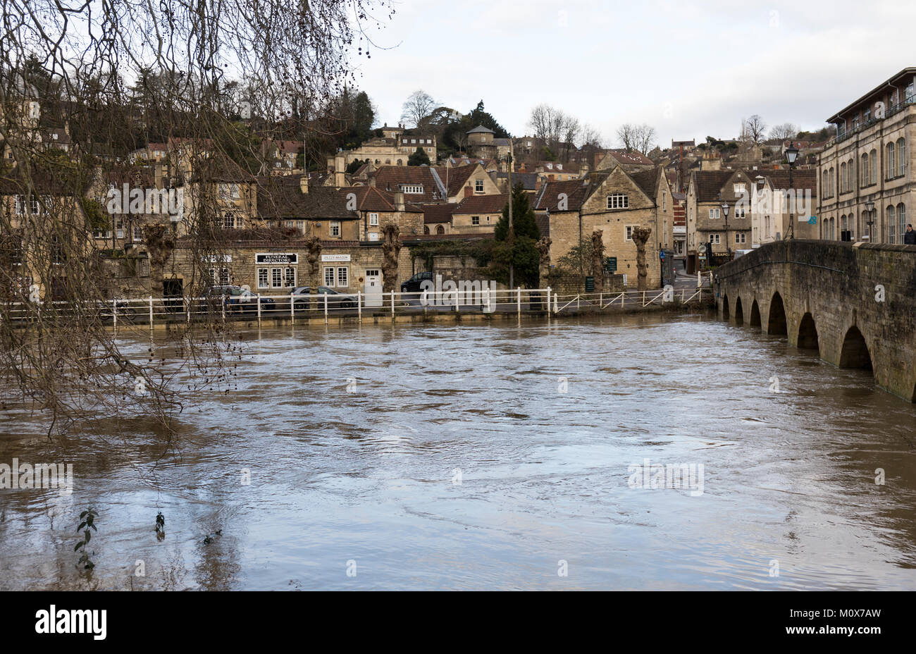 Die geschwollenen Fluss Avon in Bradford on Avon, Wiltshire, England, 22. Januar 2018 Stockfoto