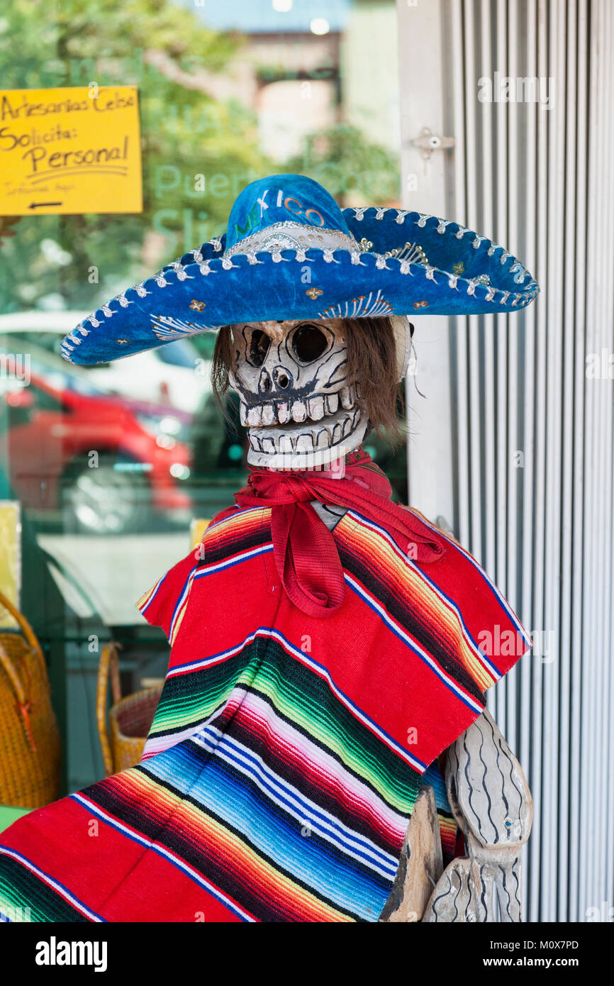 Eine lustige Nachahmung Skelett in traditionellen mexikanischen Kostümen gekleidet, Markt 28, Cancun, Yucatán Halbinsel, Mexiko Stockfoto