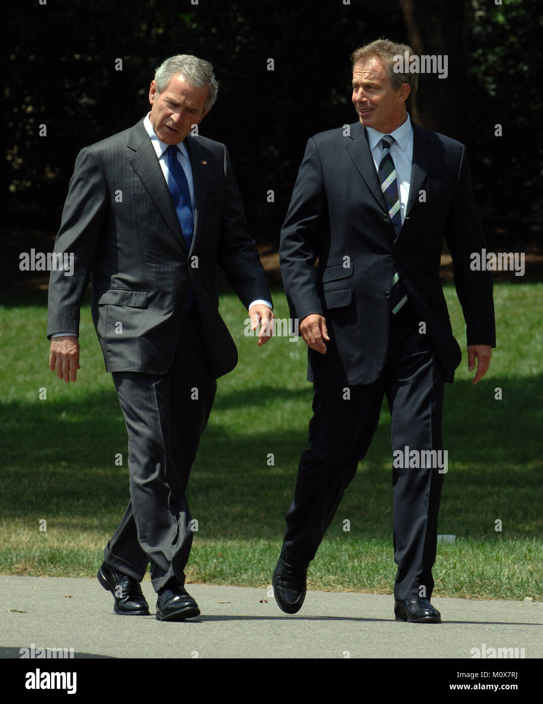 Us-Präsident George W. Bush und der britische Premierminister Tony Blair zu Fuß auf der südlichen Rasen des Weißen Hauses auf dem Weg zu einer Pressekonferenz 28. Juli 2006. (UPI Foto/Roger L. Wollenberg)/MediaPunch Stockfoto