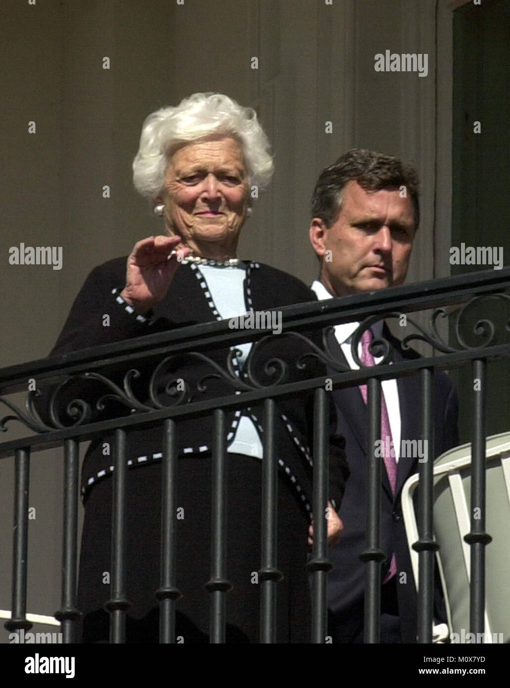 Washington, D.C. - November 2, 2005 -- ehemalige First Lady Barbara Bush Wellen, ihren Sohn, Präsidenten der Vereinigten Staaten George W. Bush, vor der Ankunft von Charles, Prinz von Wales und Camilla, Herzogin von Cornwall zum Weißen Haus für ein Mittagessen in Washington, D.C. am 2. November 2005. Marvin S. Bush, der Bruder des Präsidenten, schaut an.. Credit: Ron Sachs/CNP. (Einschränkung: Keine New York Metro oder andere Zeitungen innerhalb eines 75-Meilen-Radius von New York City)/MediaPunch Stockfoto
