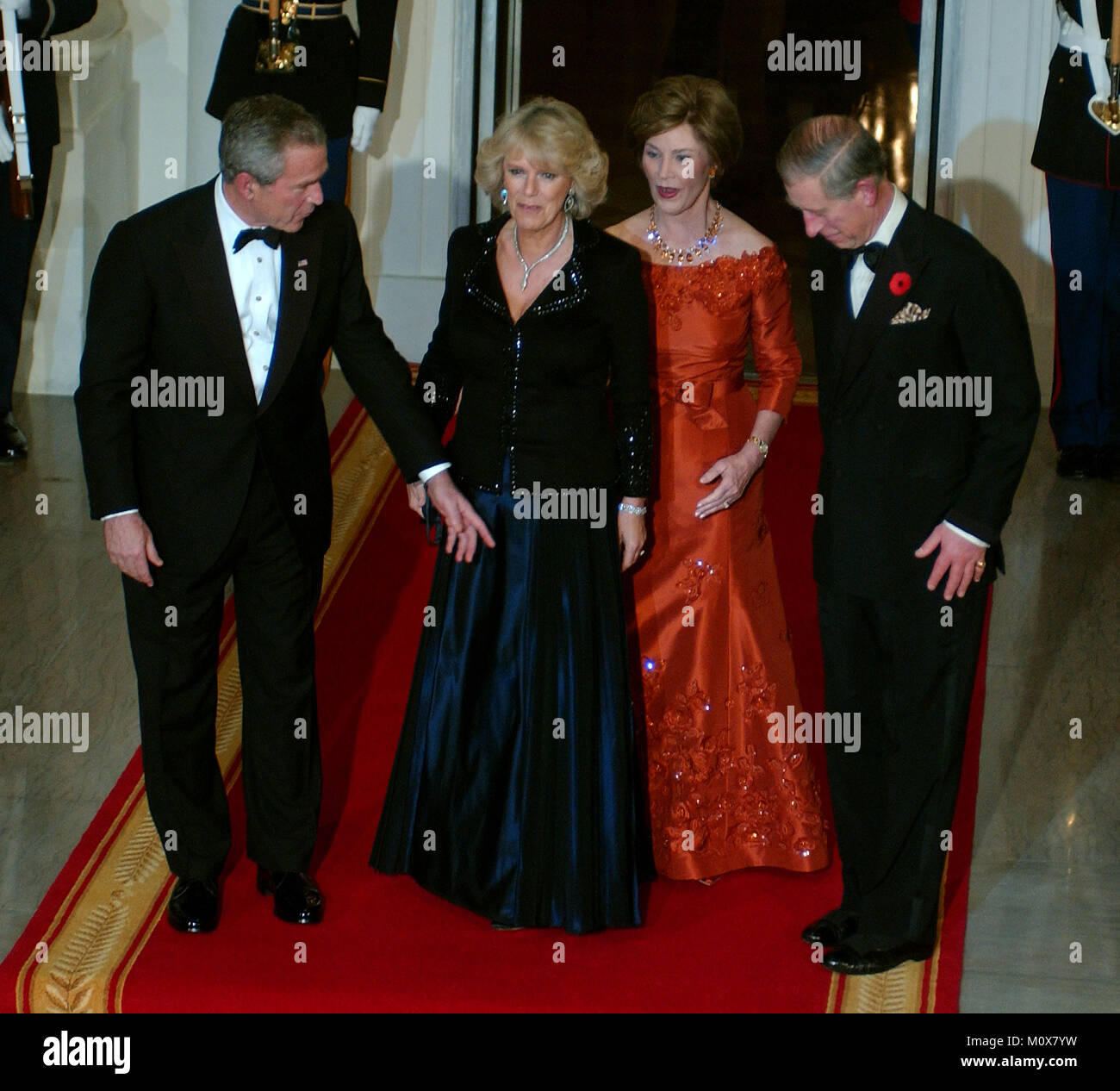 Washington, D.C. - November 2, 2005 -- USA-Präsident George W. Bush und First Lady Laura Bush Willkommen Charles, Prinz von Wales und Camilla, Herzogin von Cornwall im Weißen Haus für einen sozialen Abendessen in ihrer Ehre in Washington, D.C. am 2. November 2005. Von links nach rechts: Präsident Bush; Camilla, Herzogin von Cornwall, First Lady Laura Bush, und Charles, Prinz von Wales.. Credit: Ron Sachs/CNP. (Einschränkung: Keine New York Metro oder andere Zeitungen innerhalb eines 75-Meilen-Radius von New York City)/MediaPunch links Stockfoto
