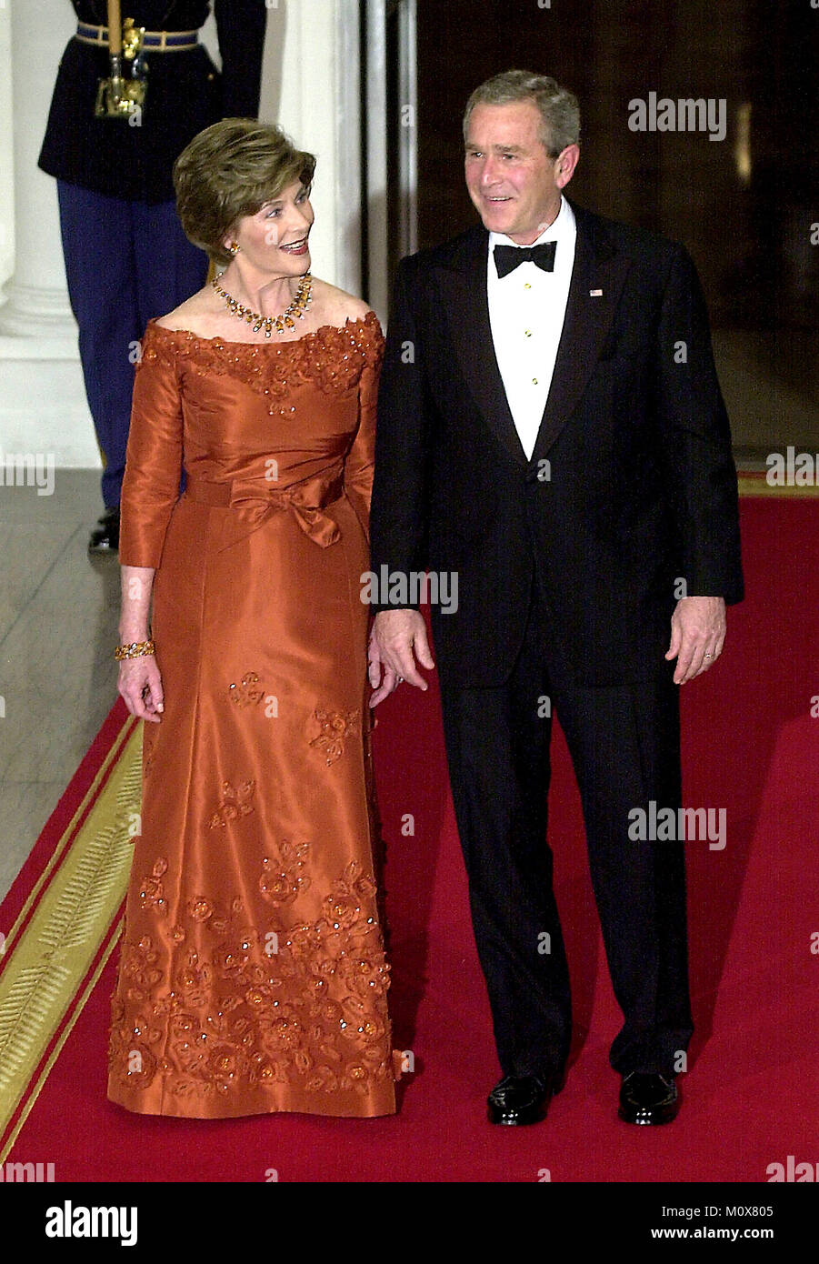 Washington, D.C. - November 2, 2005 -- USA-Präsident George W. Bush und First Lady Laura Bush Willkommen Charles, Prinz von Wales und Camilla, Herzogin von Cornwall im Weißen Haus für einen sozialen Abendessen in ihrer Ehre in Washington, D.C. am 2. November 2005. . Credit: Ron Sachs/CNP. (Einschränkung: Keine New York Metro oder andere Zeitungen innerhalb eines 75-Meilen-Radius von New York City)/MediaPunch Stockfoto