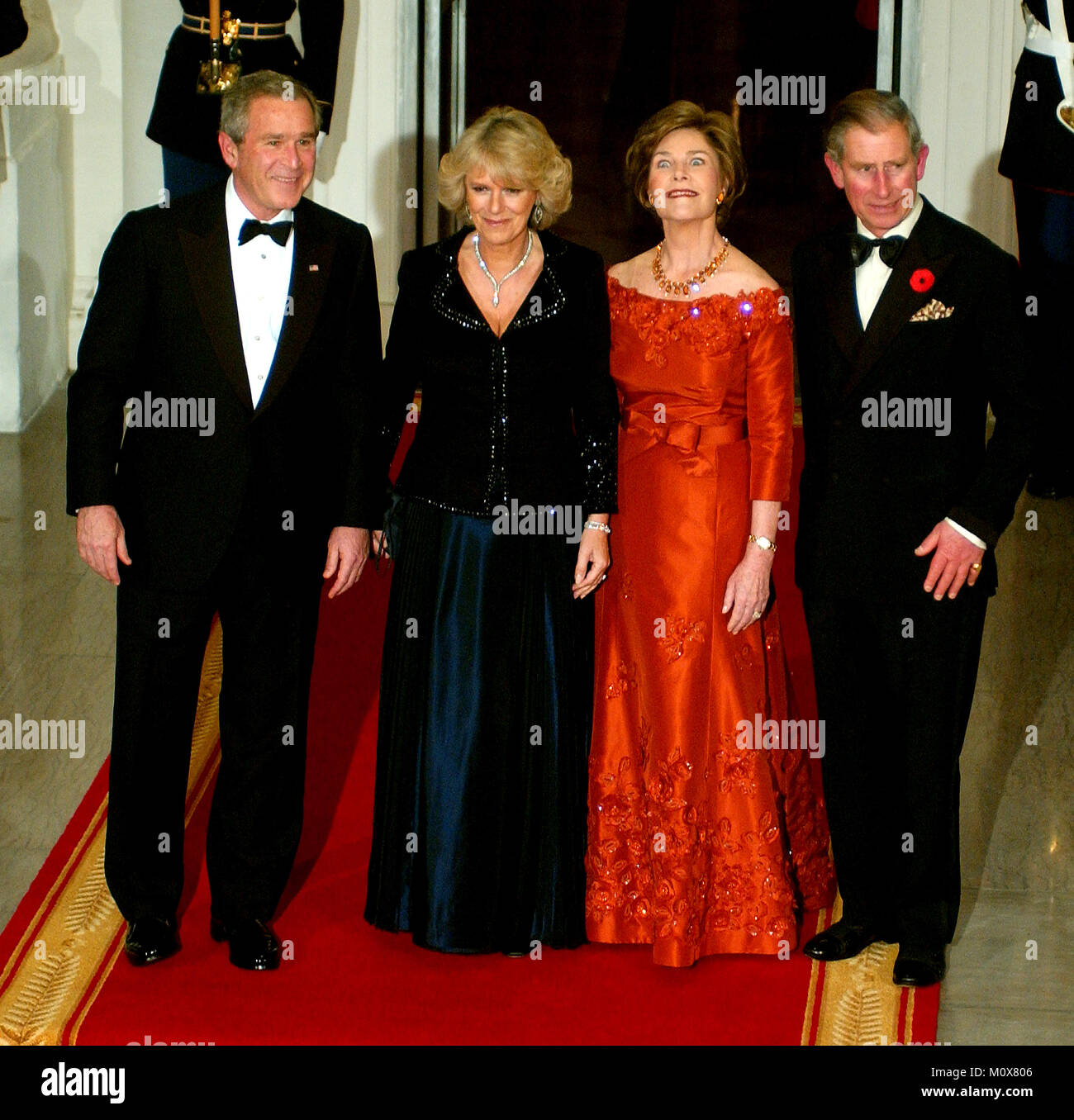 Washington, D.C. - November 2, 2005 -- USA-Präsident George W. Bush und First Lady Laura Bush Willkommen Charles, Prinz von Wales und Camilla, Herzogin von Cornwall im Weißen Haus für einen sozialen Abendessen in ihrer Ehre in Washington, D.C. am 2. November 2005. Von links nach rechts: Präsident Bush; Camilla, Herzogin von Cornwall, First Lady Laura Bush, und Charles, Prinz von Wales.. Credit: Ron Sachs/CNP. (Einschränkung: Keine New York Metro oder andere Zeitungen innerhalb eines 75-Meilen-Radius von New York City)/MediaPunch links Stockfoto