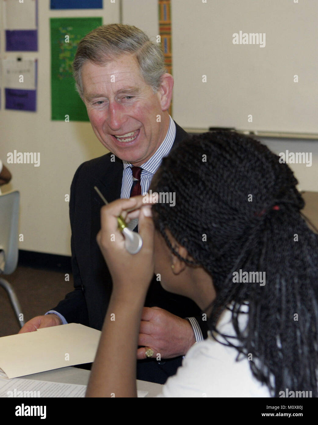 Washington, D.C. - 2. November 2005 - Prinz Charles teilt ein Lachen mit Chrystal Deutschland, 14, bei einem Besuch der SEED School in Washington, Mittwoch, November 2, 2005. Die Schule bietet eine intensive wissenschaftliche und Boarding Bildung zu 320 städtische Kinder in den Klassen sieben bis zwölf. Prinz Charles und Camilla werden auf einer 8-tägigen Tour durch die Vereinigten Staaten. Quelle: AP Photo/Susan Walsh über CNP. (Einschränkung: Keine New York Metro oder andere Zeitungen innerhalb eines 75-Meilen-Radius von New York City)/MediaPunch Stockfoto