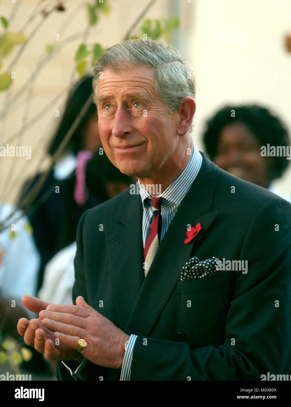 Washington, D.C. - November 2, 2005 -- Charles, Prinz von Wales applaudiert während der Präsentation an der Schule für Bildung Entwicklung und der Entwicklung (Samen) Schule bei einem Besuch mit seiner Frau, Camilla, Herzogin von Cornwall, in Washington, D.C. am 2. November 2005. Die Schule ist eine öffentliche charter Internat..Credit: Ron Sachs/CNP. (Einschränkung: Keine New York Metro oder andere Zeitungen innerhalb eines 75-Meilen-Radius von New York City)/MediaPunch Stockfoto