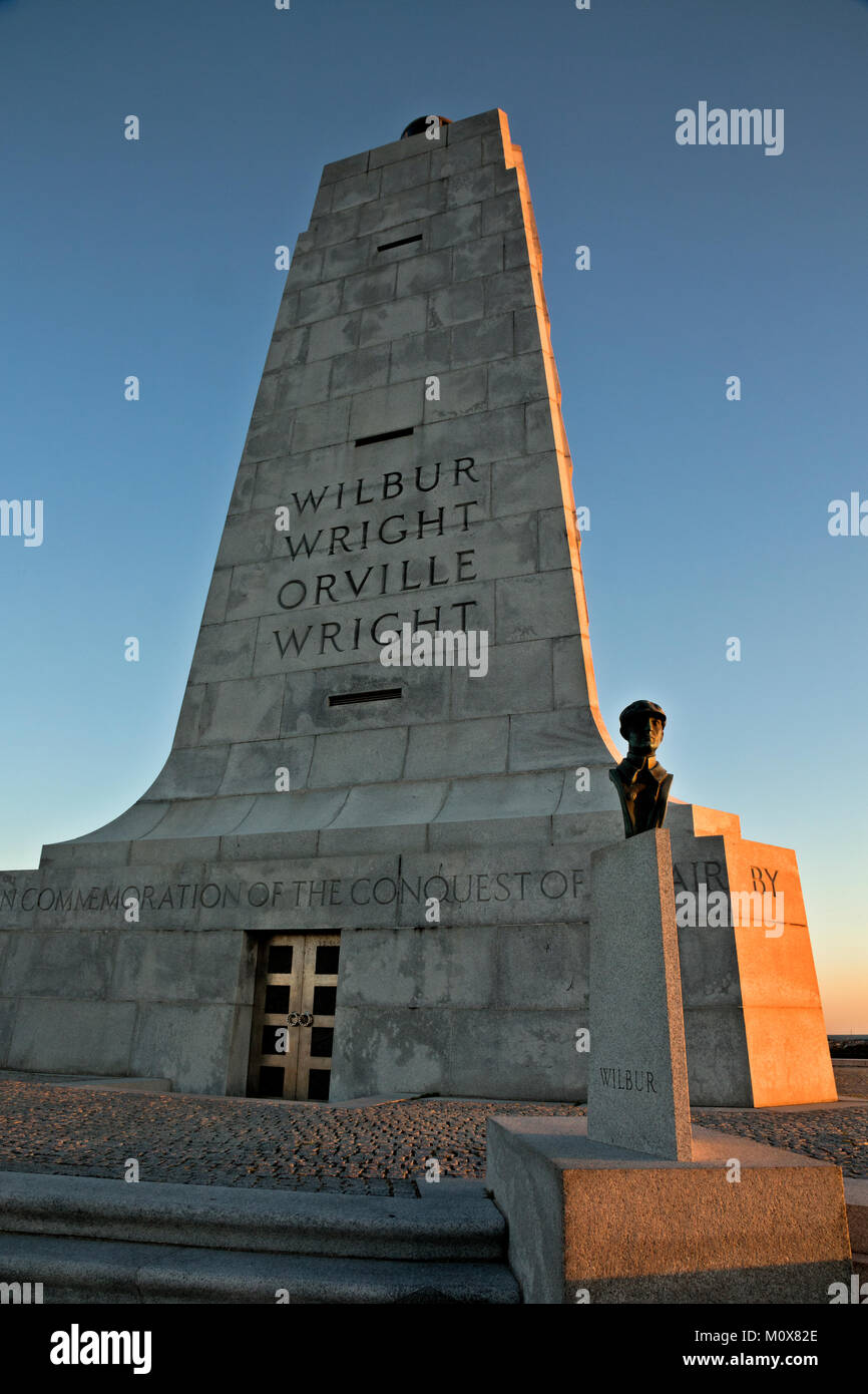 NC-01437-00... NORTH CAROLINA - Sunrise Licht auf das Denkmal für die Brüder Wright am Ort ihrer ersten Flug Kitty Hawk auf den Sanddünen o Stockfoto