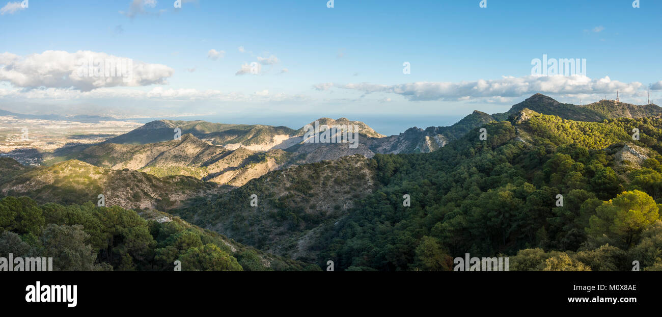 Panoramablick auf die Sierra de Mijas, Berge, Blick nach Osten in Richtung Malaga, Andalusien, Spanien Stockfoto