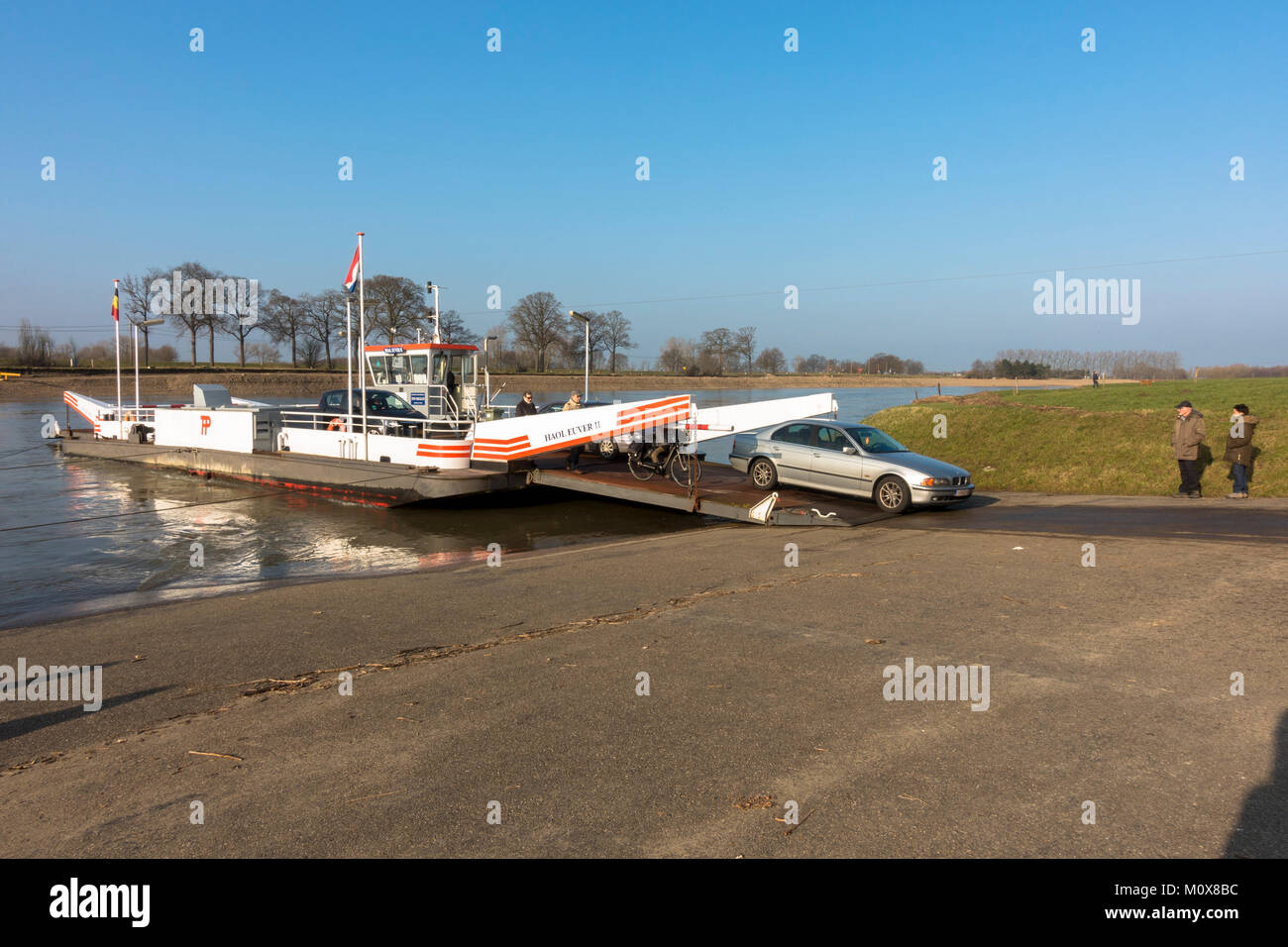 Auto fahren, Fähre, Fähre überqueren Maas, Maas, Berg Aan de Maas, Grenze zwischen den Niederlanden und Belgien. Stockfoto