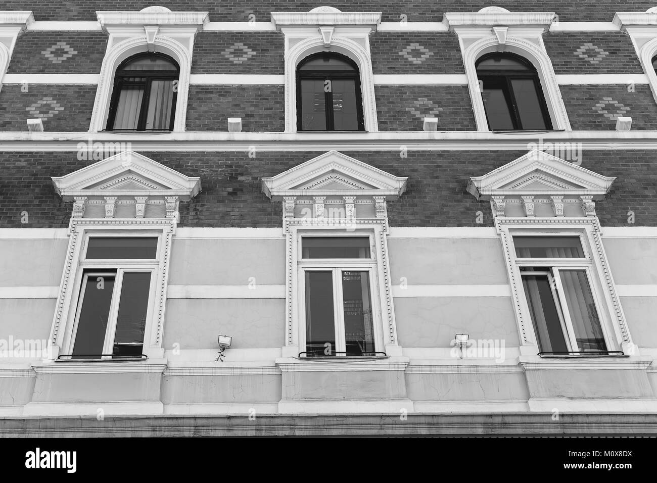 Fassade mit Windows im alten Stil Stockfoto