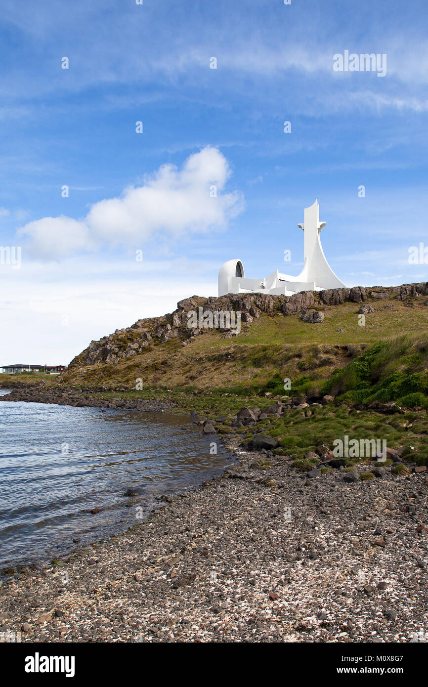 Die weiße Kirche in Stykkishólmur, Island. Ein futuristisches Gebäude von Architekt Jón Haraldsson. Stockfoto