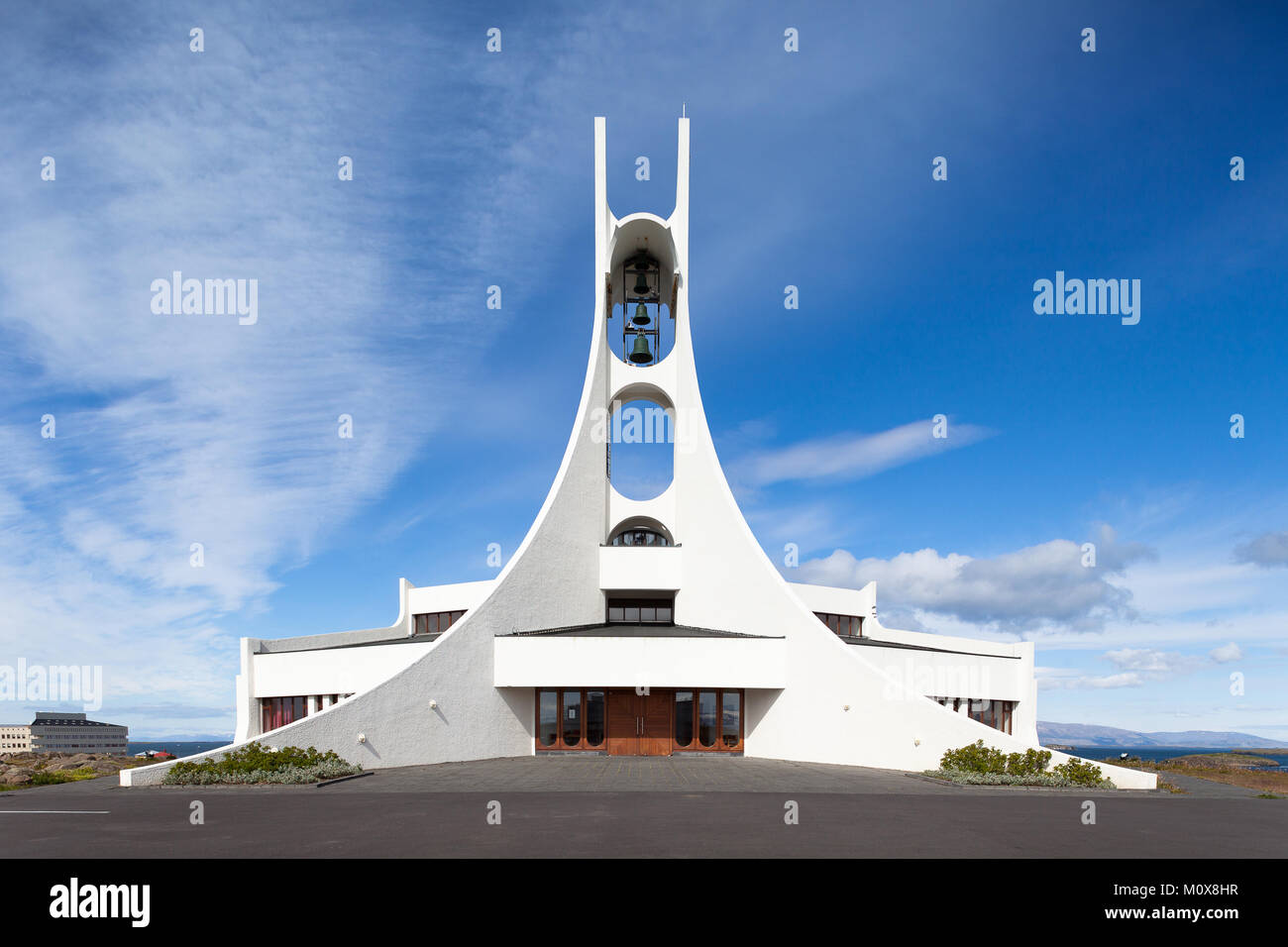Die weiße Kirche in Stykkishólmur, Island. Ein futuristisches Gebäude von Architekt Jón Haraldsson. Stockfoto