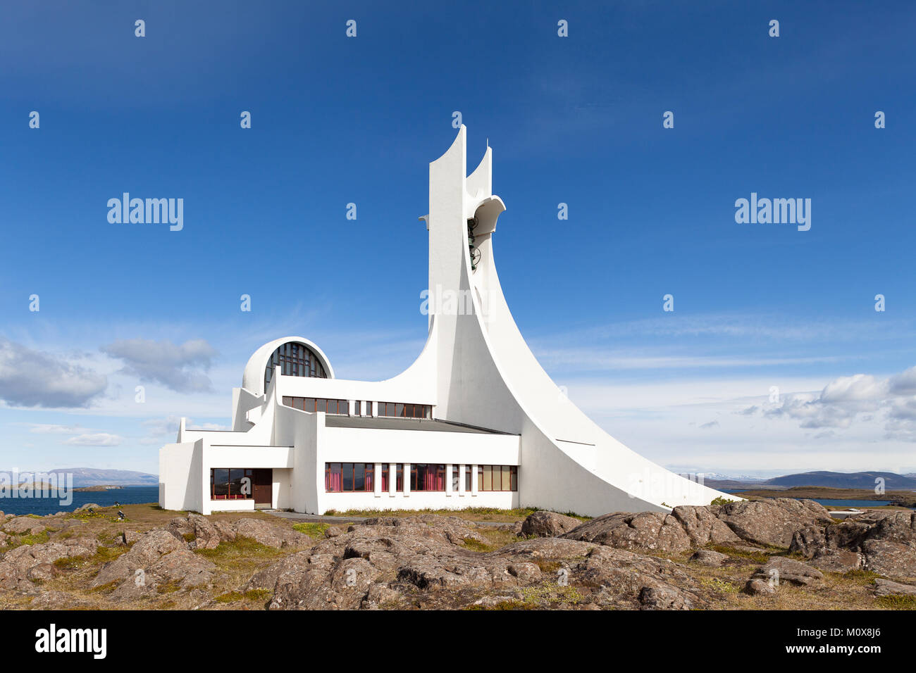 Die weiße Kirche in Stykkishólmur, Island. Ein futuristisches Gebäude von Architekt Jón Haraldsson. Stockfoto