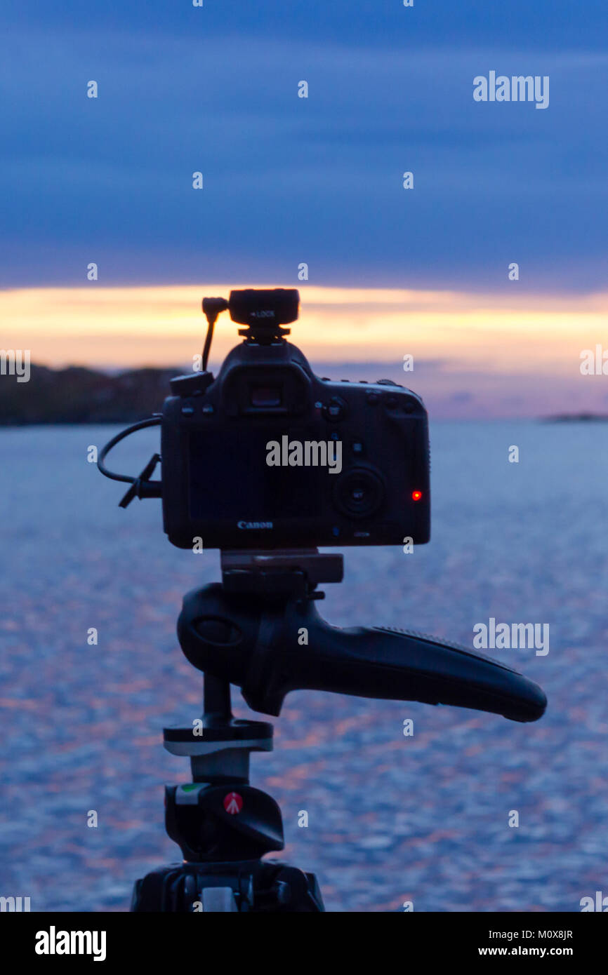 Canon 6D Kamera auf einem Manfrotto Stativ mit Hahnel Giga T Pro II Fernbedienung beim Sonnenuntergang Stockfoto