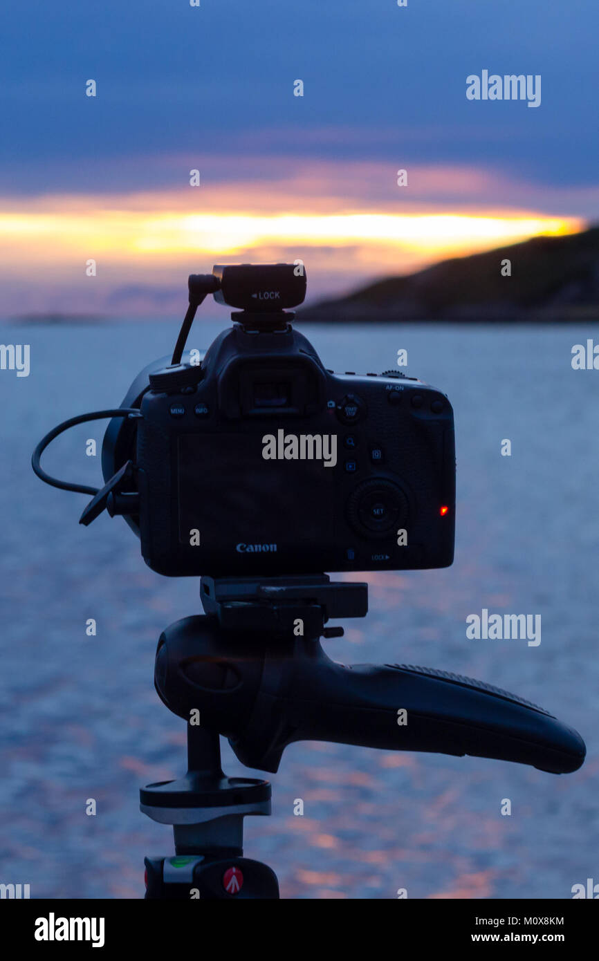 Canon 6D Kamera auf einem Manfrotto Stativ mit Hahnel Giga T Pro II Fernbedienung beim Sonnenuntergang Stockfoto