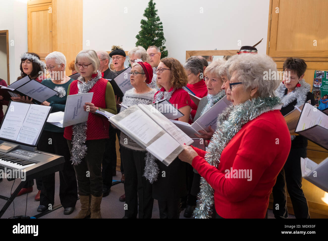 Stretton Gemeinschaft Sänger singen Weihnachtslieder im Mayfair Community Center, Church Stretton, Shropshire, England, Großbritannien Stockfoto