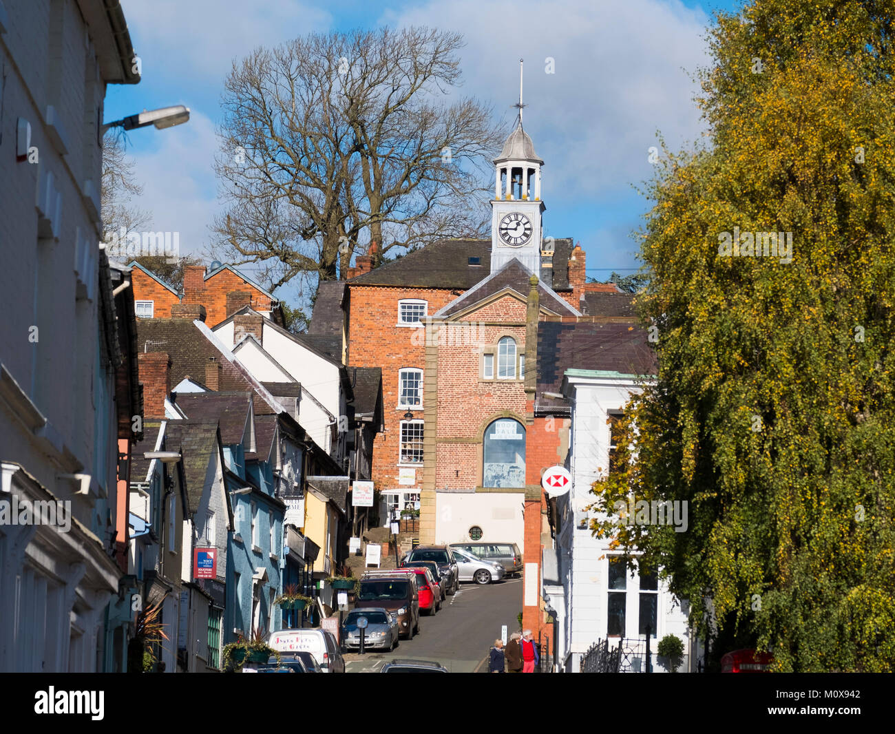 Bishops Castle Town Hall und High Street, Shropshire, England, Großbritannien Stockfoto