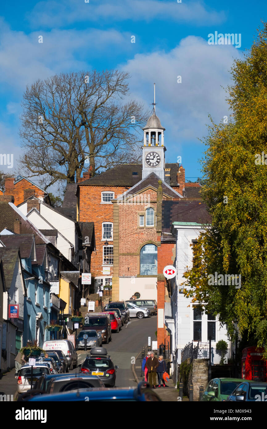 Bishops Castle Town Hall und High Street, Shropshire, England, Großbritannien Stockfoto