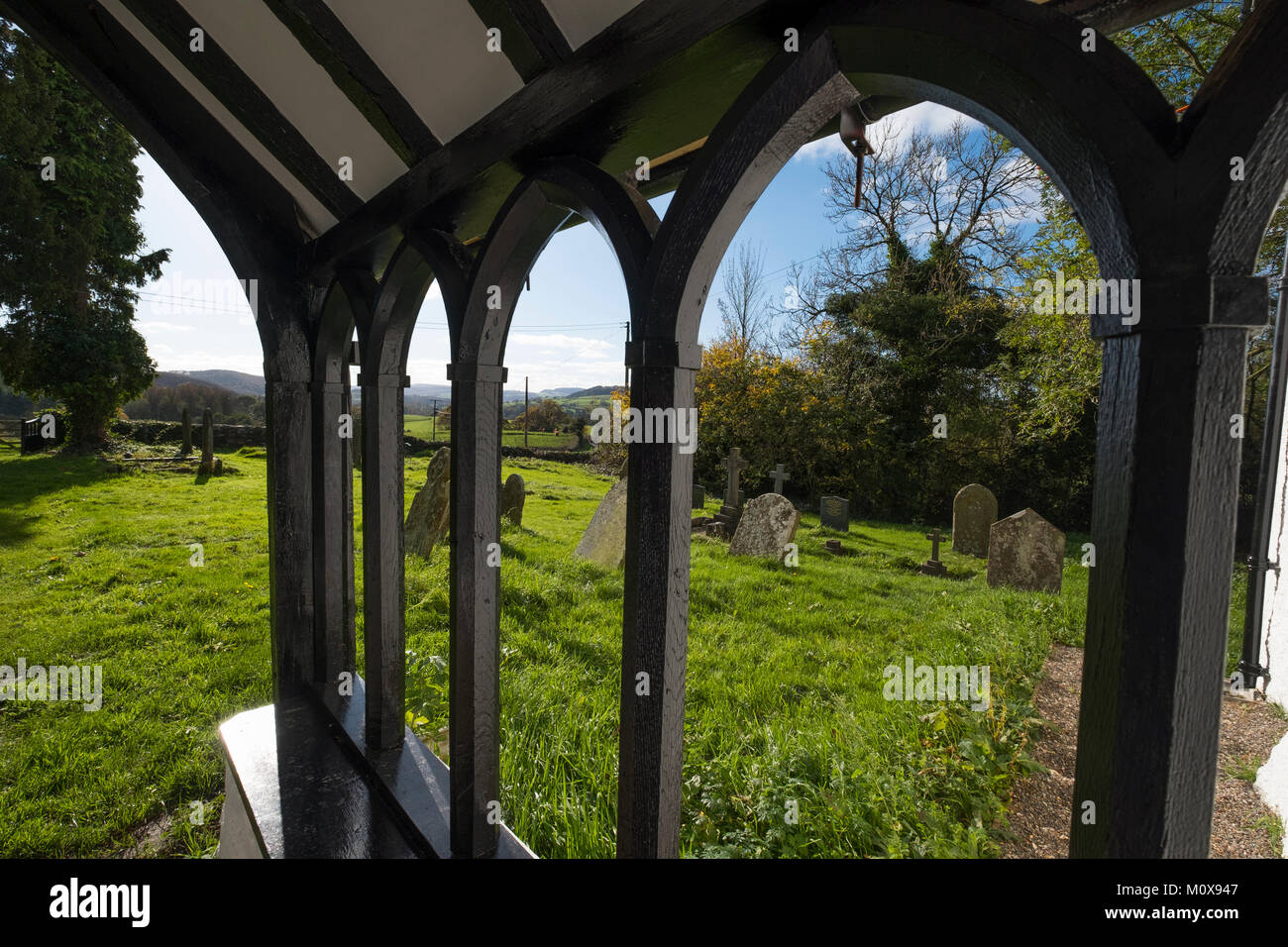 Mit Blick auf Shropshire Hills Landschaft von der Veranda des Hl. Johannes der Täufer Kirche, Myndtown, Shropshire, England, Großbritannien Stockfoto