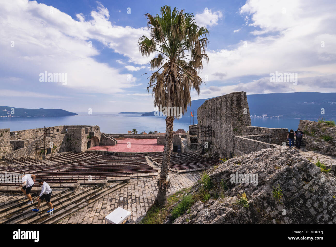 Amphitheater in Kanli kula (Bloody Tower) Festung in Herceg Novi Stadt an der Adria Küste in Montenegro Stockfoto