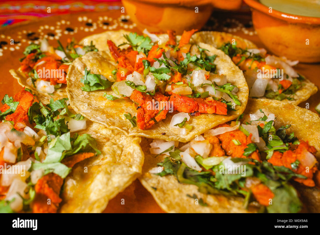 Tacos al Pastor in Mexiko Stadt die mexikanische scharfes Essen rote Sauce und Zwiebel Stockfoto
