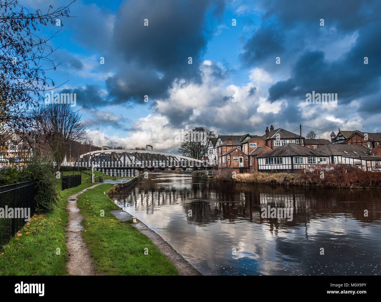 Mock Tudor Gebäude entlang des Flusses Weaver mit der Altstadt elektrische Drehbrücke in Northwich, Cheshire, UK. Stockfoto