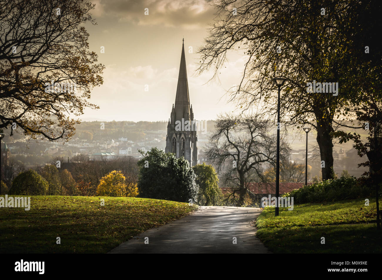 Bild einer Stadt Park auf der Seite eines Hügels, mit Blick auf die Stadt und ein Kirchturm. Stockfoto