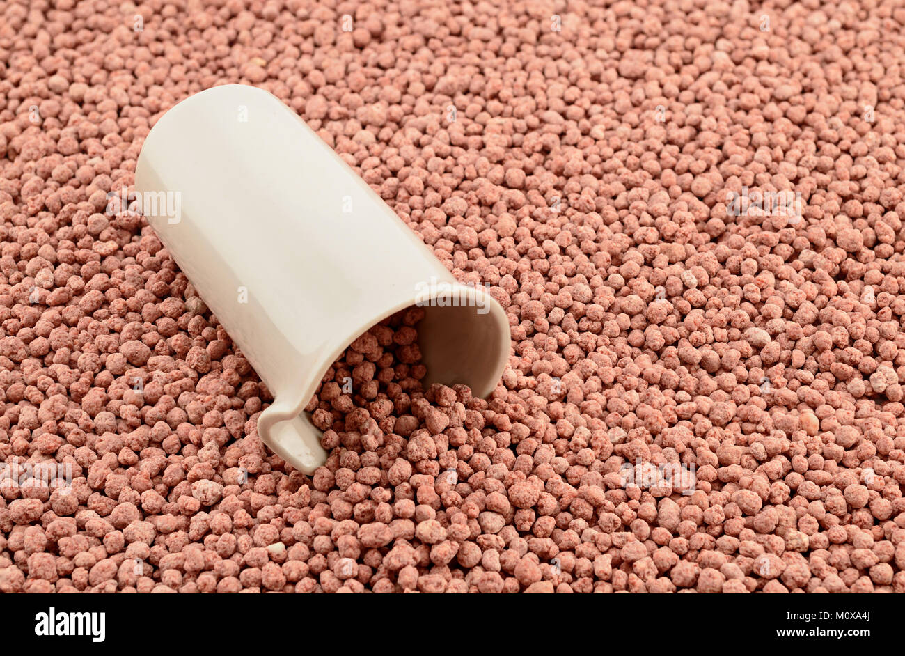 Porzellan Labor Becherglas auf Composite mineralische Düngemittel Stockfoto