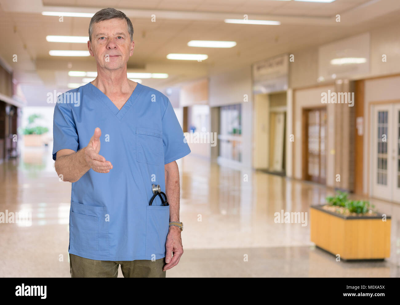 Senior Medical Consultant in Blau scrubs Stockfoto