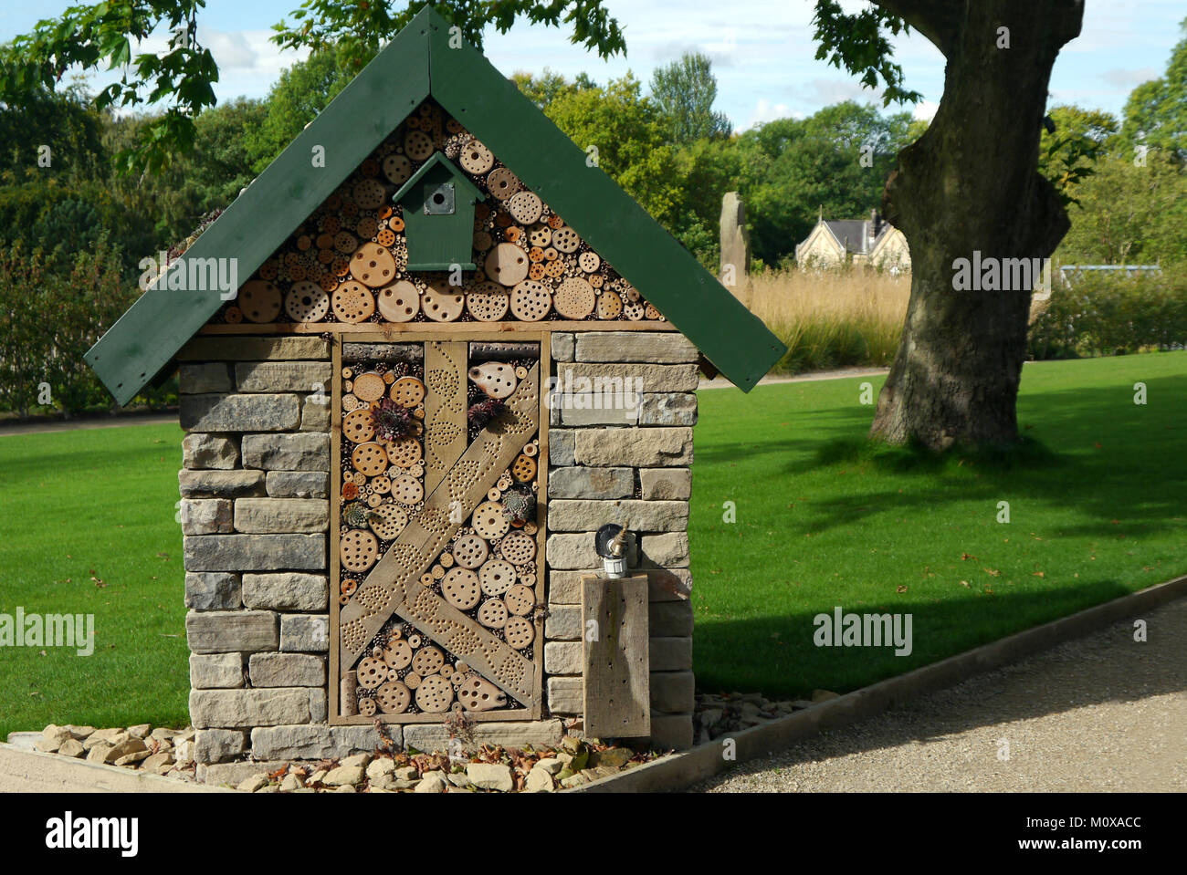 Der Steinmauer Bug Hotel in die Gärten, RHS Garden Harlow Carr, Harrogate, Yorkshire gebaut. UK. Stockfoto