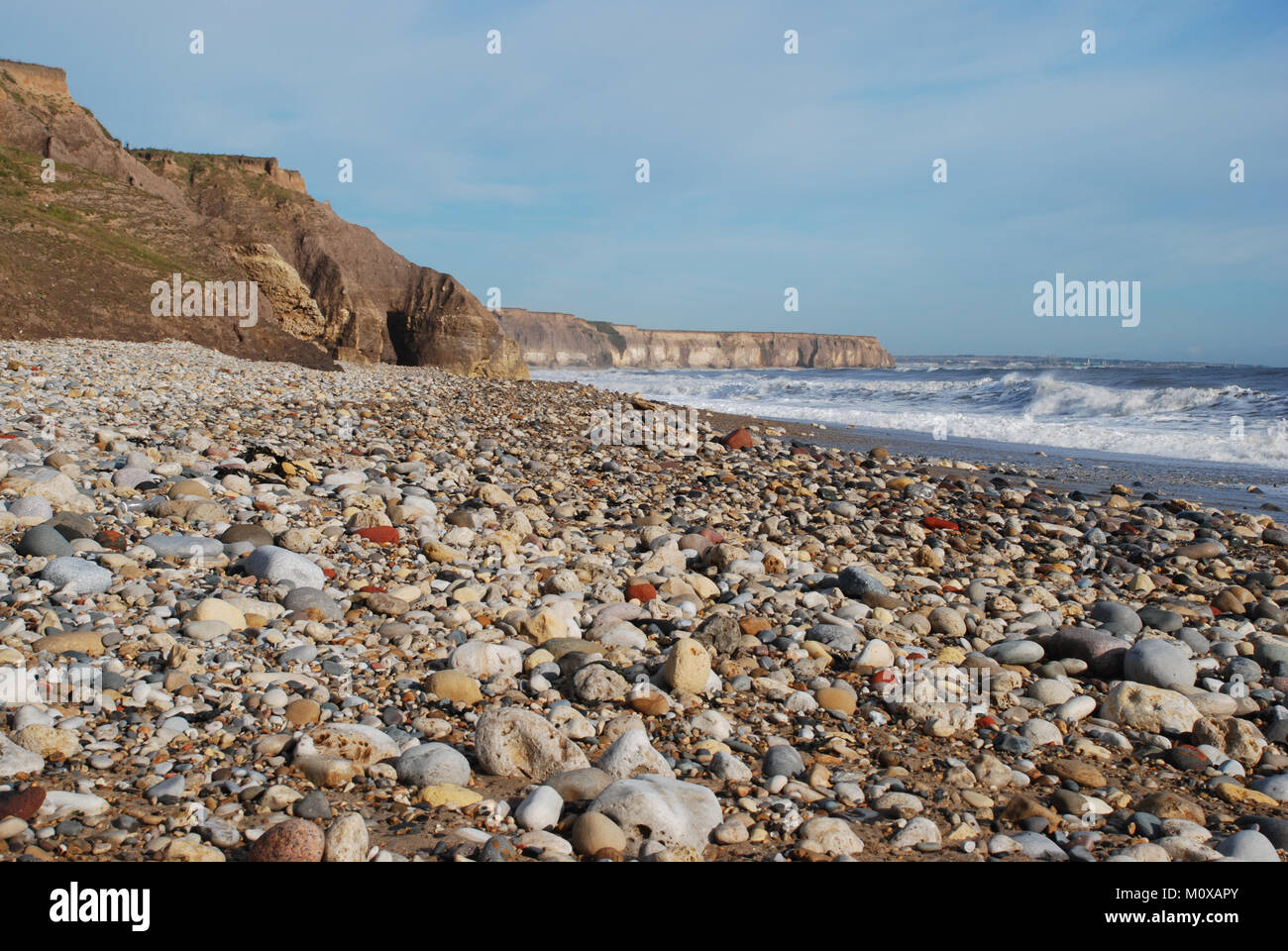 Blick nach Norden in Richtung Sunderland vom Strand von Seaham im Nordosten Englands, der die magnesischen Kalkfelsen in einer großartigen Kurve zeigt Stockfoto