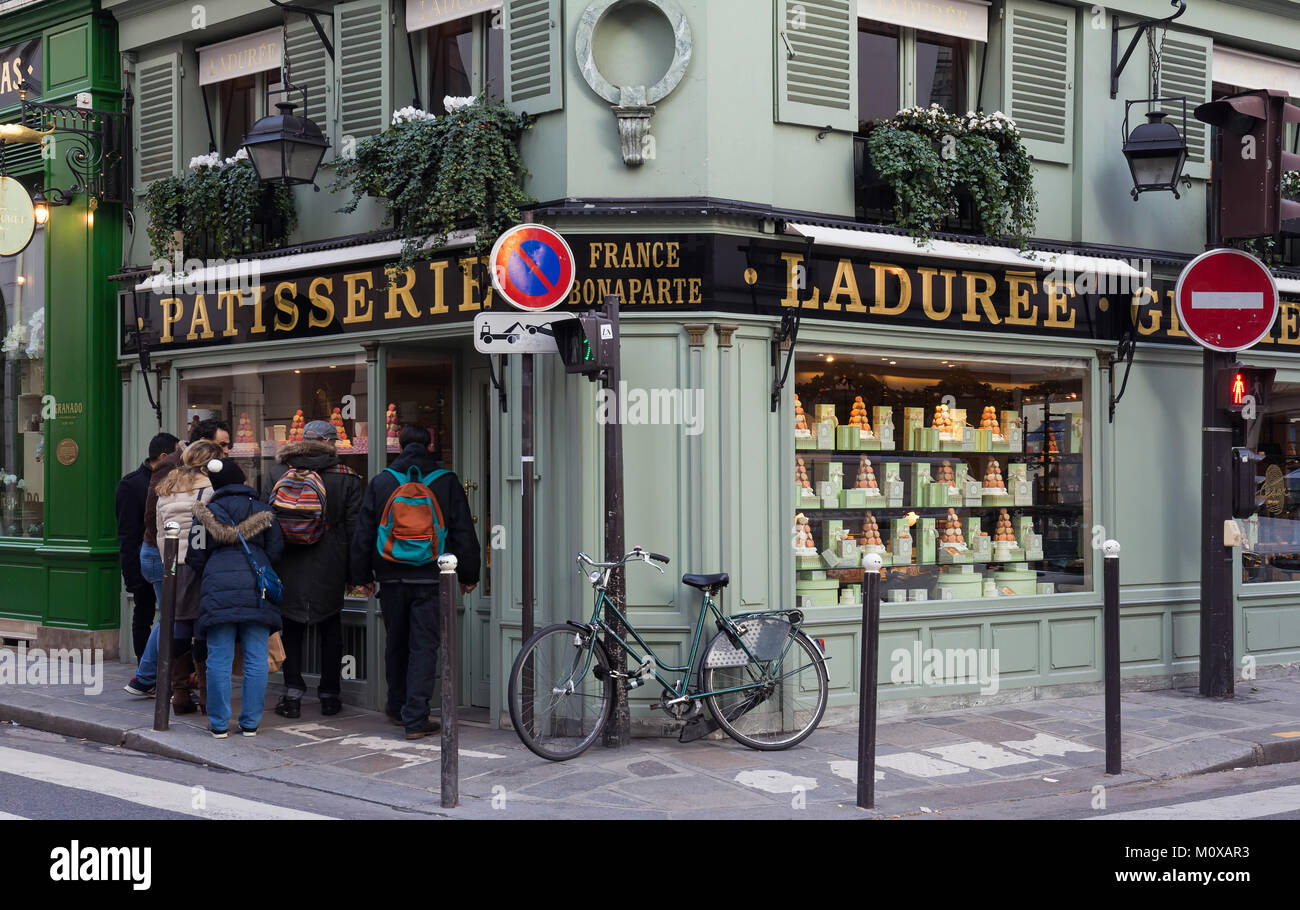 Die berühmten französischen Luxus Bäckerei und Konditorei La Duree in Saint Germain, Paris, Frankreich. Stockfoto