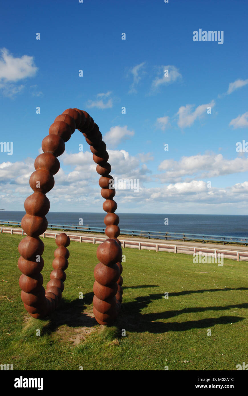 Prähistorische Fossilien in Kunstwerken auf der Klippe in Seaham im County Durham Stockfoto