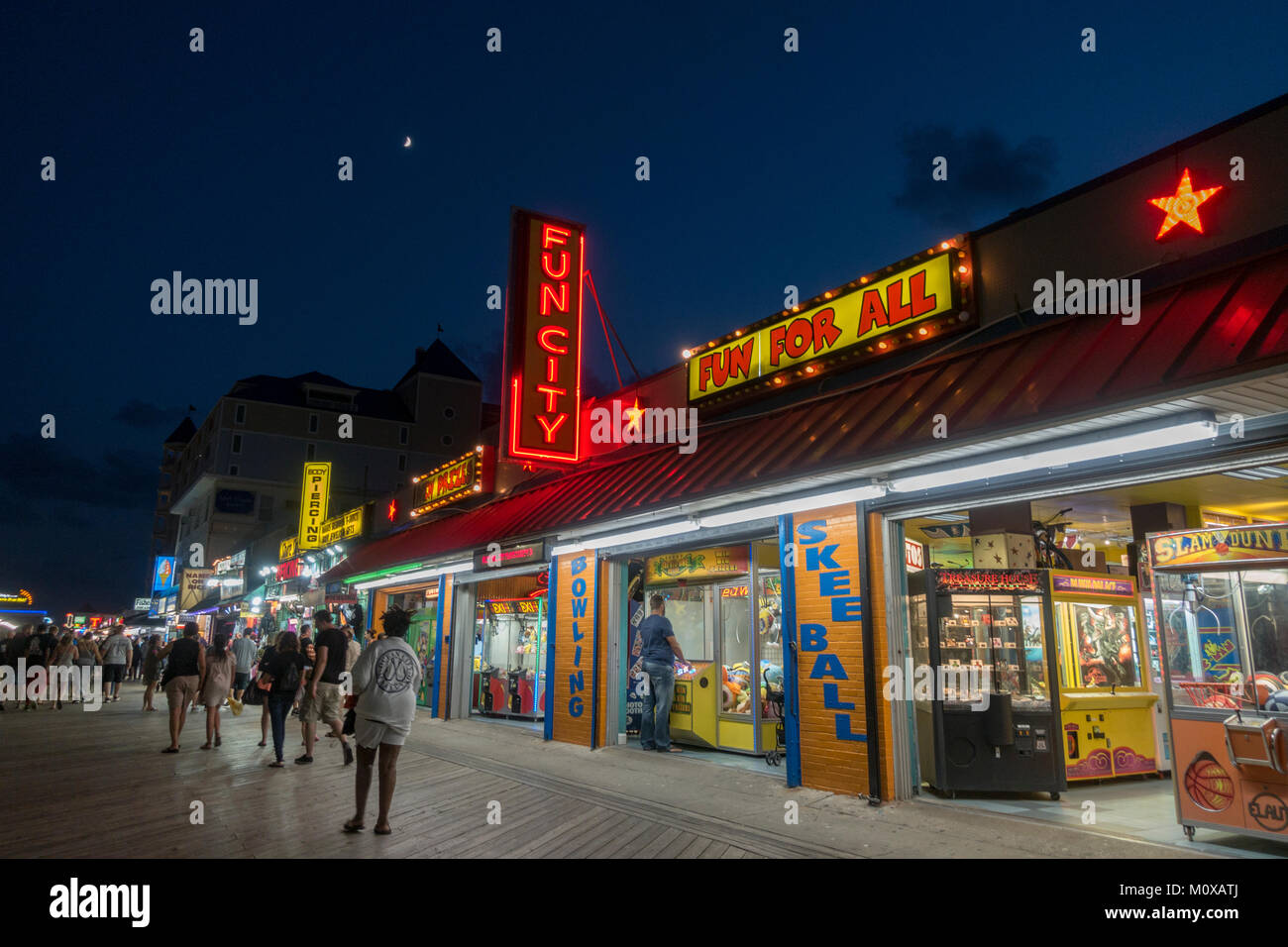 Allgemeine Ansicht der Verkaufsstellen auf der Strandpromenade in Ocean City, Maryland, Vereinigte Staaten. Stockfoto