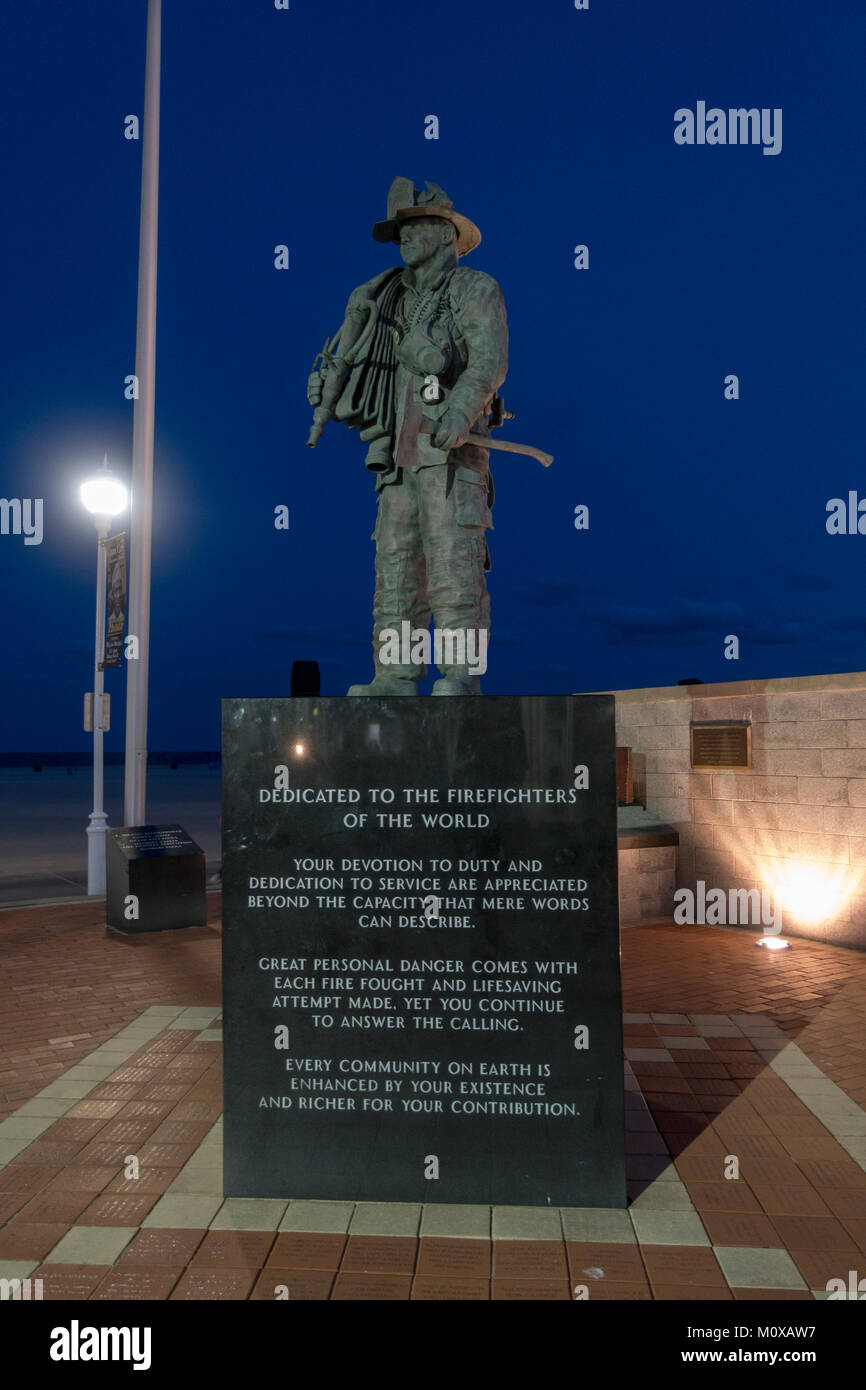Feuerwehrmänner Denkmal auf der Strandpromenade in Ocean City, Maryland, Vereinigte Staaten. Stockfoto