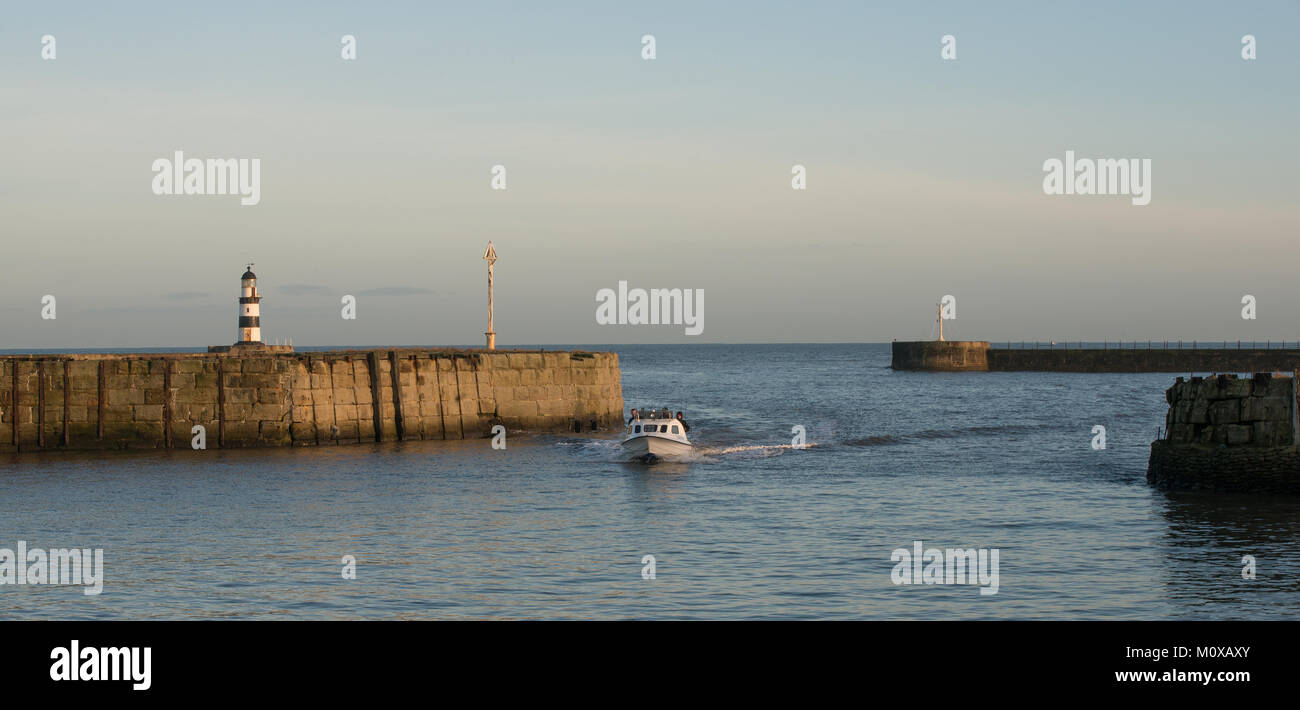 Äußeren Hafen in seaham an der nordöstlichen Küste von Großbritannien mit kleinen Boot, Hafen Stockfoto