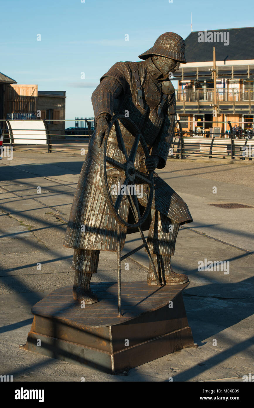 Coxswain Sculpture von Ray Lonsdale am Seaham Harbour, County Durham in Gedenken an das Rettungsboot und den Verlust von Leben Stockfoto