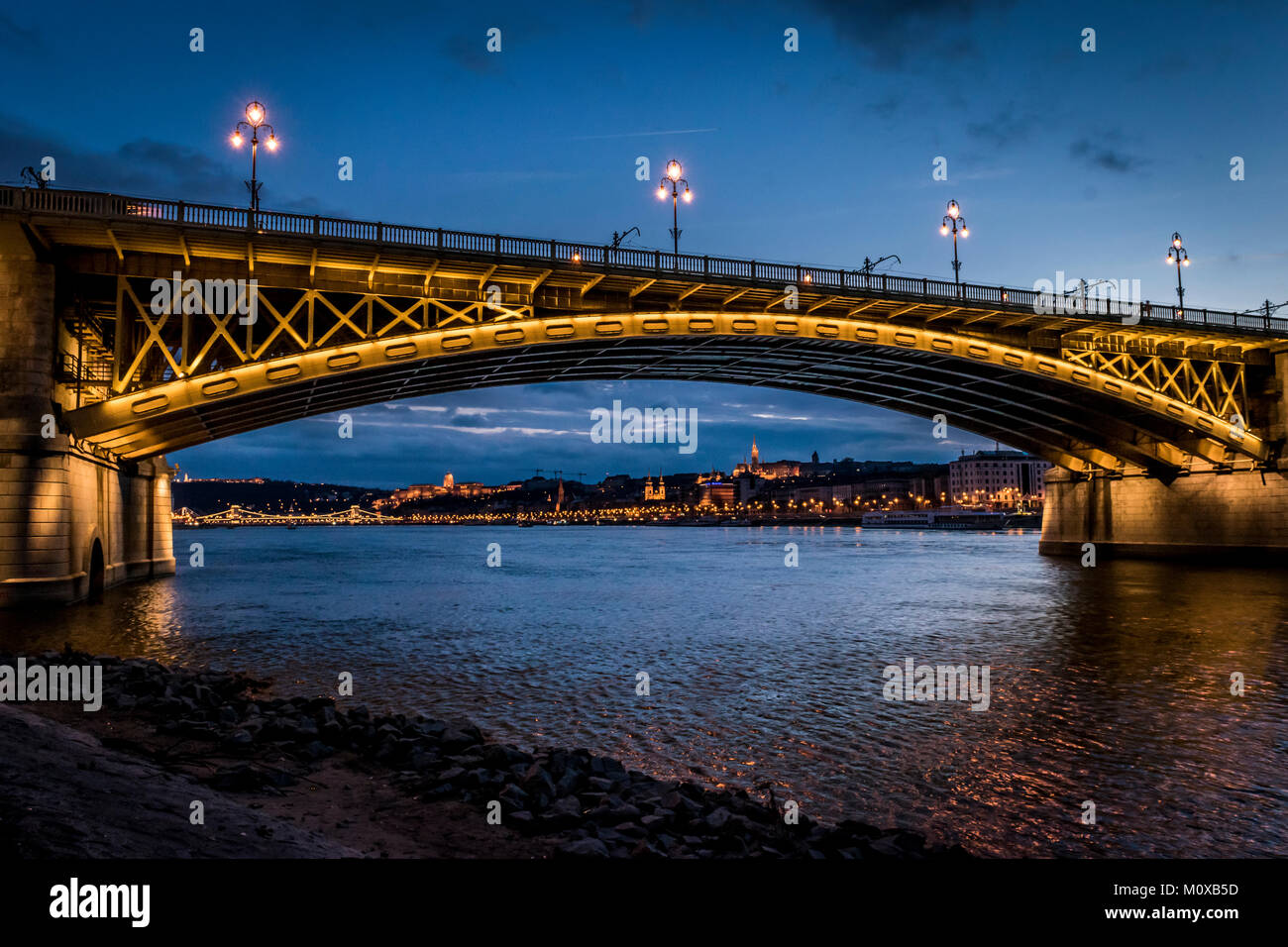 Malerische beleuchtete Stadt Blick über Donau, Budapest, Ungarn. Von Marguerite Brücke, Castle Hill im Hintergrund fotografiert. Stockfoto