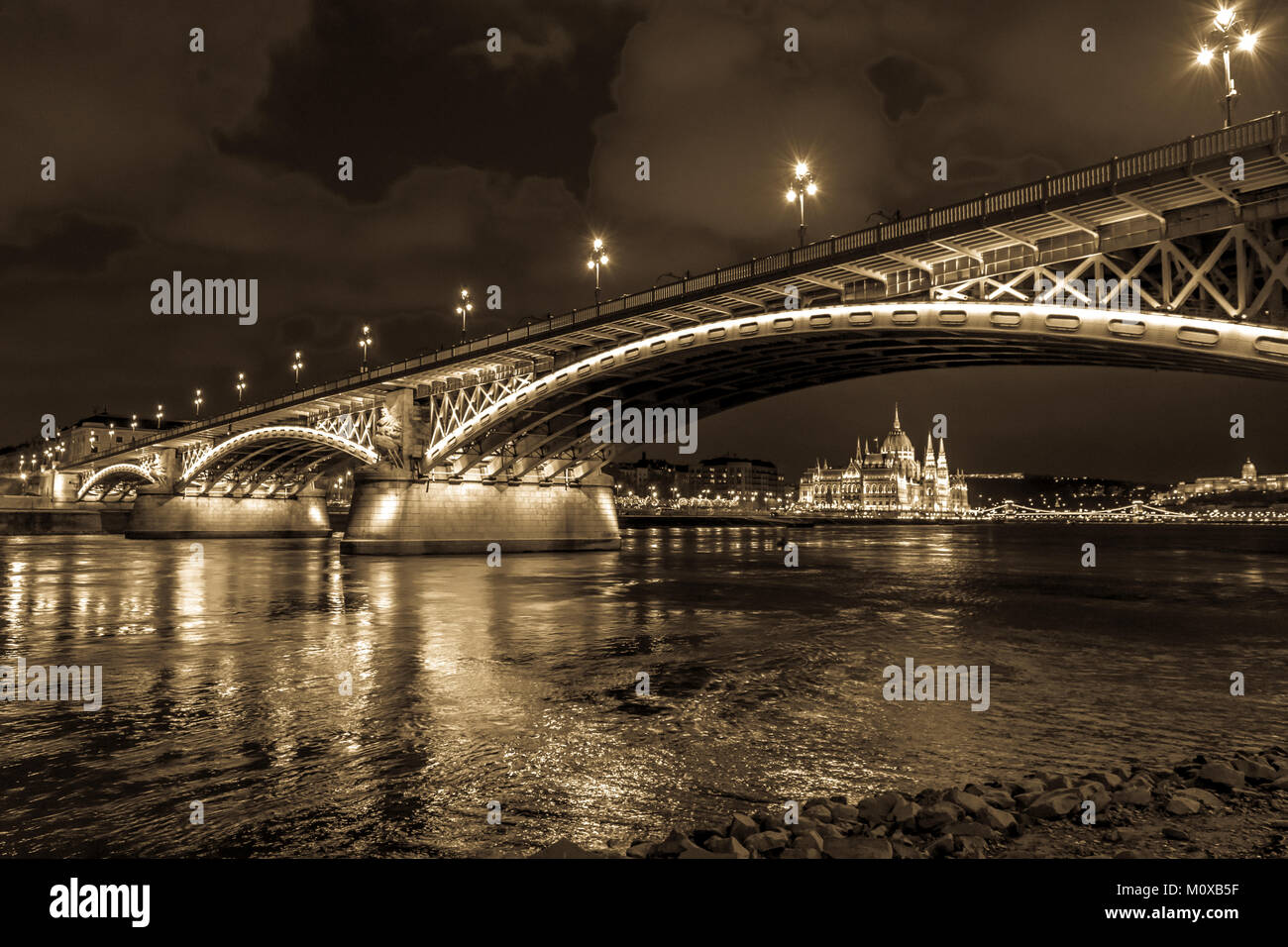 Nacht Panorama von Budapest, Ungarn, sepia Ton. Die beleuchteten Ungarischen Parlament Haus im Hintergrund, aus dem Marguerite Brücke fotografiert. Stockfoto