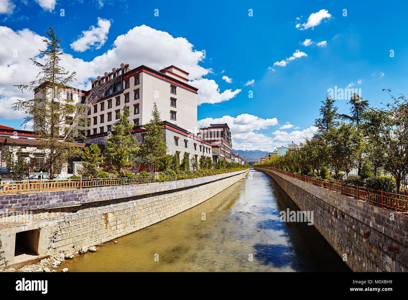 Anzeigen von Shangri-La Riverside an einem sonnigen Tag, China. Stockfoto