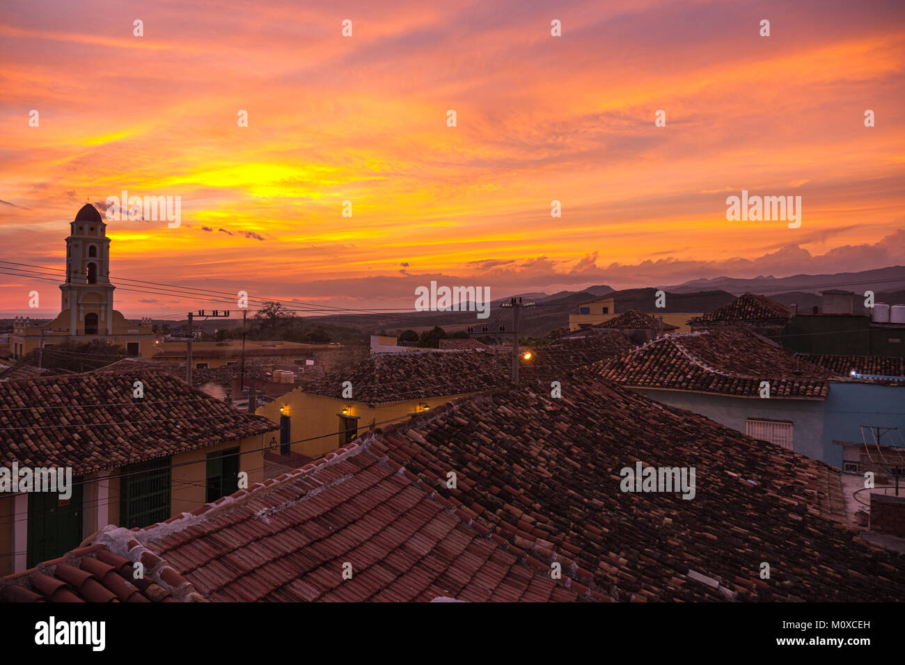 Orange, Gelb, rosa Sonnenuntergang Blick von der Dachterrasse, Trinidad, Kuba Stockfoto