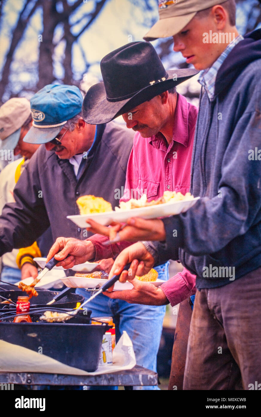 Ranch Nachbarn Hilfe mit einem Rinder Roundup und Branding in South Dakota. Stockfoto