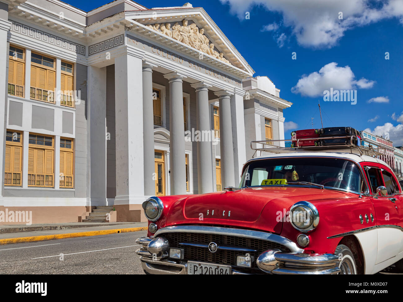 Rotes Auto vor San Lorenzo college Cienfuegos Stockfoto