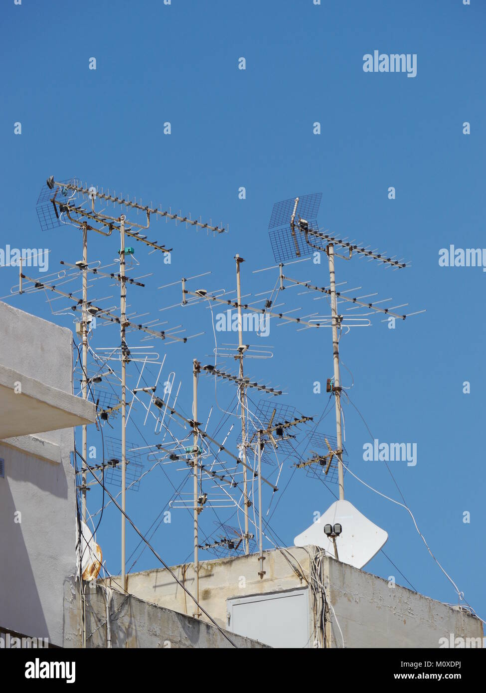 Antennen auf einem weissen Haus Stockfoto