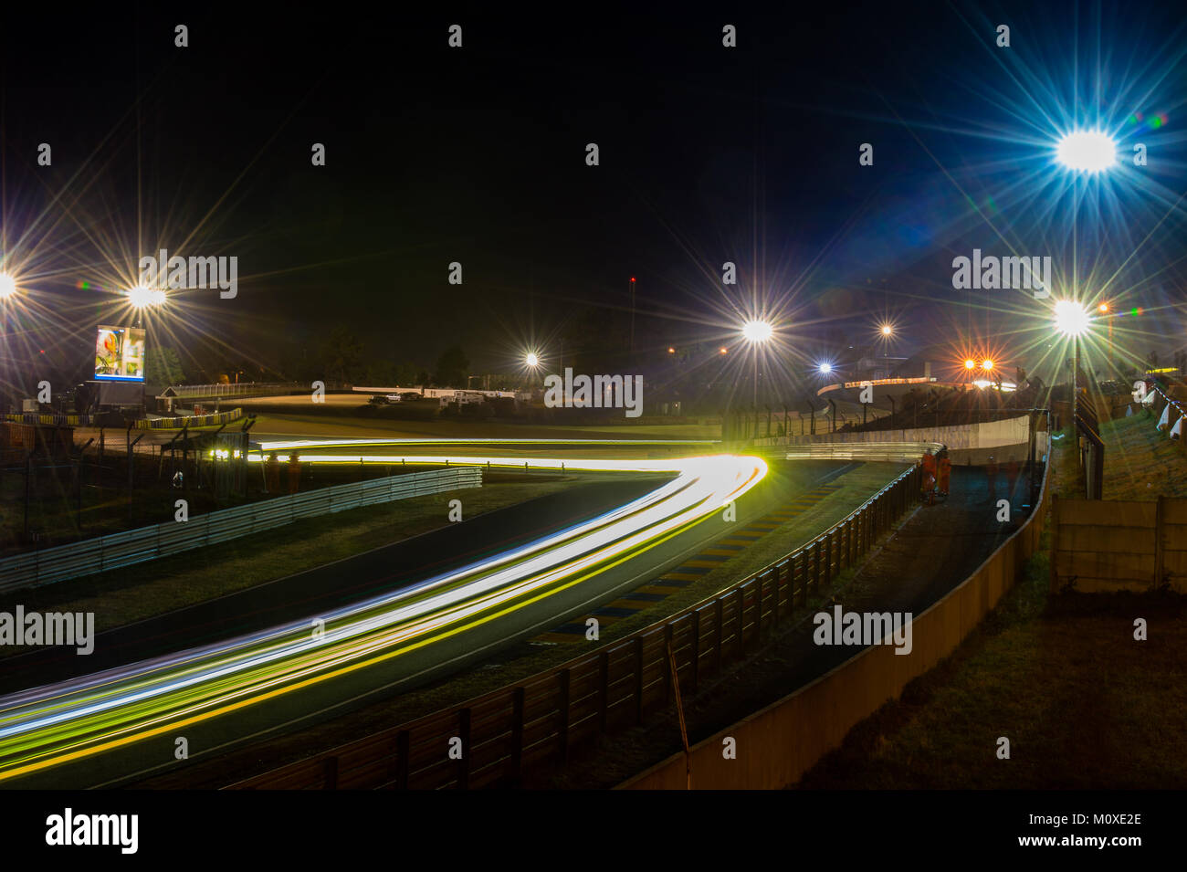 Leichte Wanderwege durch die Esse in Tertre Rouge während der 2017 24 Stunden Le Mans Rennen am Circuit de la Sarthe am Sonntag, den 18. Juni 2017. Stockfoto