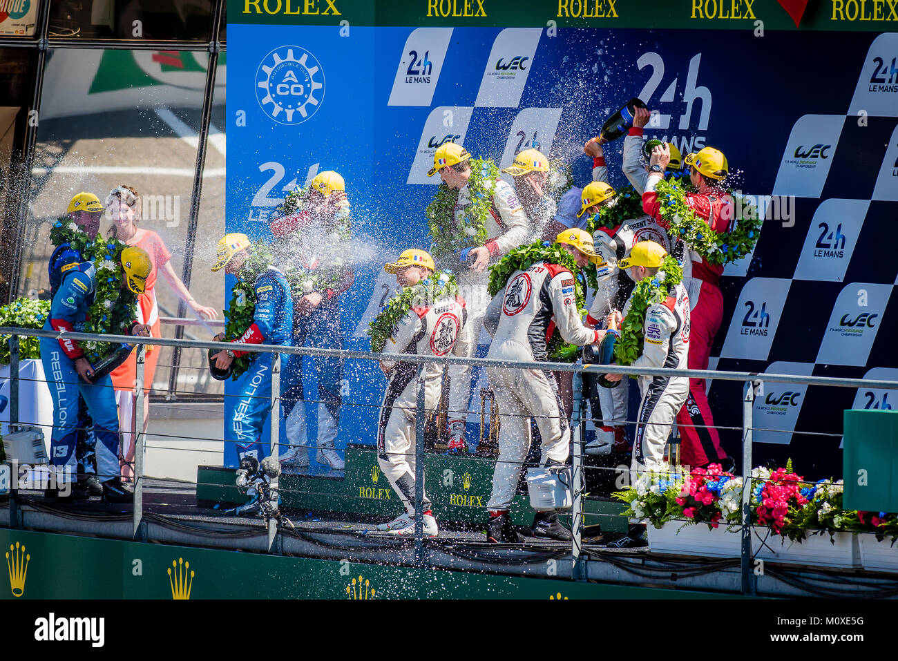 Trophy Präsentationen & Sekt Spritzen auf dem Podium für die Gewinner der 24 Stunden von Le Mans 2017 am Circuit de la Sarthe am Sonntag, den 18. Juni 2017. Stockfoto