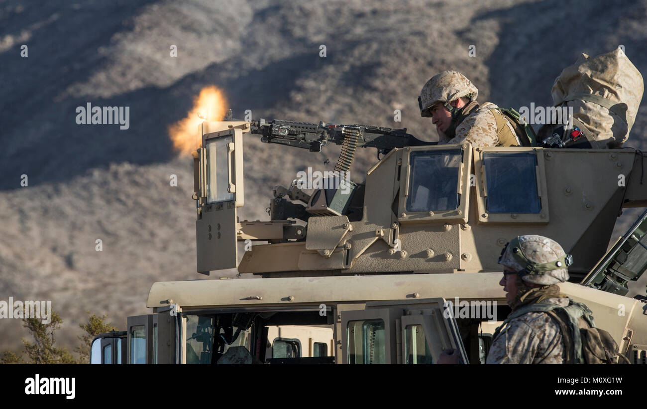 Us Marine Corps Cpl. Enrique Delavega, eine niedrige Höhe Air Defence (LAAD) Gunner zugeordnet Bravo. Akku, 2. LAAD, Brände ein M240B Maschinengewehr während ein Feld Training am National Training Center (NTC) in Fort Irwin, Calif., Jan. 15, 2018. NTC 18-03 ist ein simuliertes Combat Training übung, in der Marines mit 2 LAAD durchgeführt Ground Based Air Defence in der Verteidigung der Soldaten mit der 1. Staffel, 11 Armored Cavalry Regiment. (U.S. Marine Corps Stockfoto