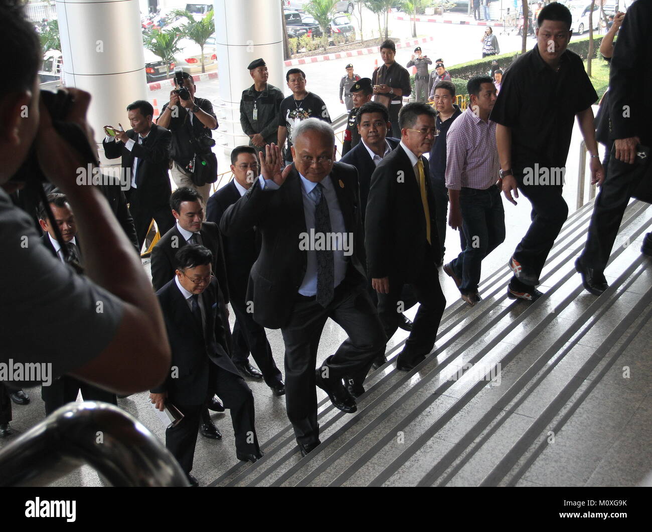 Bangkok, Thailand. 23 Feb, 2018. Der Generalstaatsanwalt hat Sue auf Suthep Thaugsuban bestellt und 8 Führer der PDRC (Demokratische Reform Committee) in der Rebellion und des Terrorismus angeklagt. Der Vorwurf, die von ihren Protest "Herunterfahren Bangkok" auf 2014 und LED-Putsch in ein paar Monaten danach. Später, alle Angeklagten erhielt die Erlaubnis eines Strafgerichtshofs, indem sie Sicherheit, Geld THB 600 000/Person zu retten. (Est. USD 17.200) Credit: Thitinun Sampiphat/Pacific Press/Alamy leben Nachrichten Stockfoto