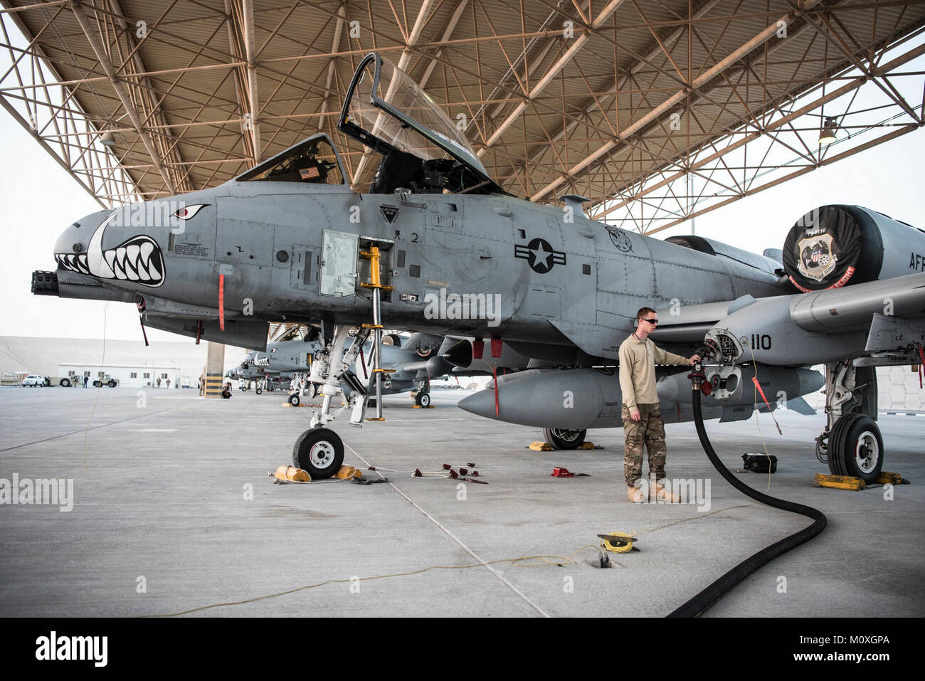 Die 303Rd Expeditionary Jagdgeschwader landete an der Al Udeid Air Base, Katar, auf dem Weg nach Kandahar Airfield Jan. 18, 2018. Us Air Forces Central Command neu ausgerichtet Airpower zu USFOR-A Combined-Joint Bereich von Operationen (CJOA) verstärkte Maßnahmen zur Unterstützung der entschlossenen Unterstützung der Mission und den Betrieb, die die Freiheit des Sentinel zu unterstützen. (U.S. Air National Guard Stockfoto