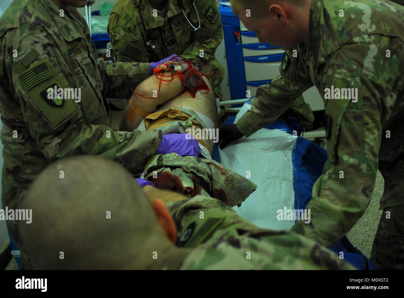 Soldaten des 449Th Combat Aviation Brigade, eine schützende Schicht unter einer verletzten Patienten an der Rolle Zwei verbesserte medizinische Einrichtung jede Ausfahrt Wunden und anderen Verletzungen während einer Messe Unfall- Training im Camp Taji, Irak, Jan. 18, 2018 zu bewerten. Die Schulung ist Teil des gesamten Combined Joint Task Force - inhärenten Building Partner Kapazität mission lösen, die über die Ausbildung und die Verbesserung der Fähigkeit der zusammengeschlossen, um Kräfte, die ISIS konzentriert. (U.S. Armee Stockfoto